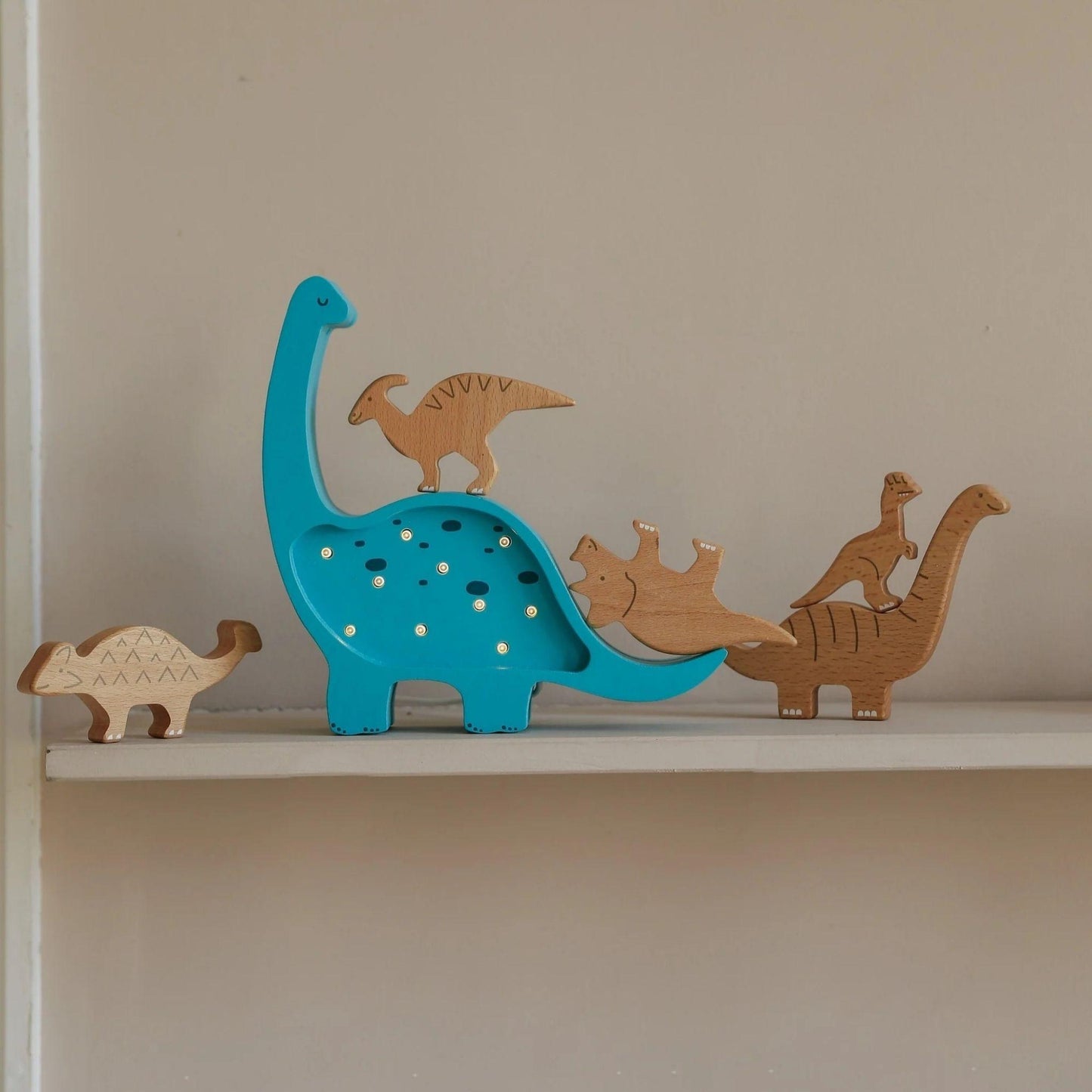 Gävle Mini Dino Lamp – Pinewood & Gentle Glow