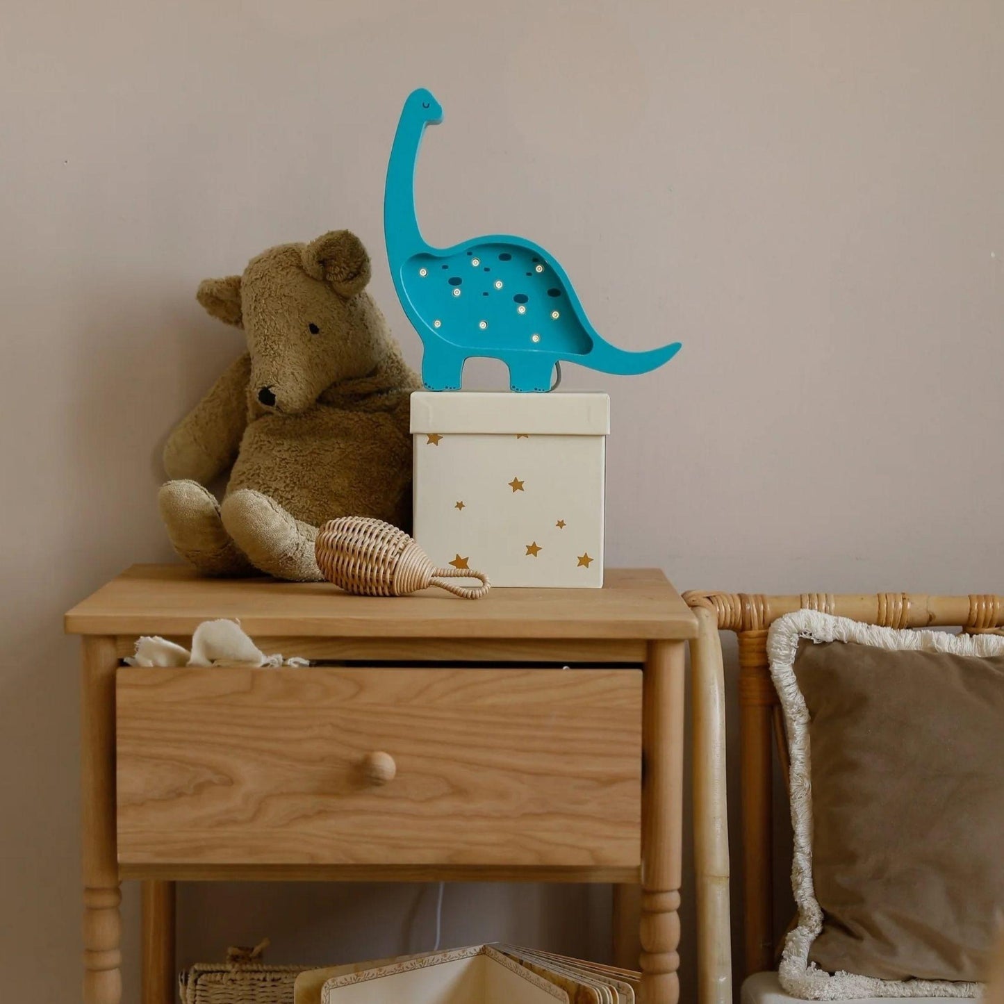Gävle Mini Dino Lamp – Pinewood & Gentle Glow
