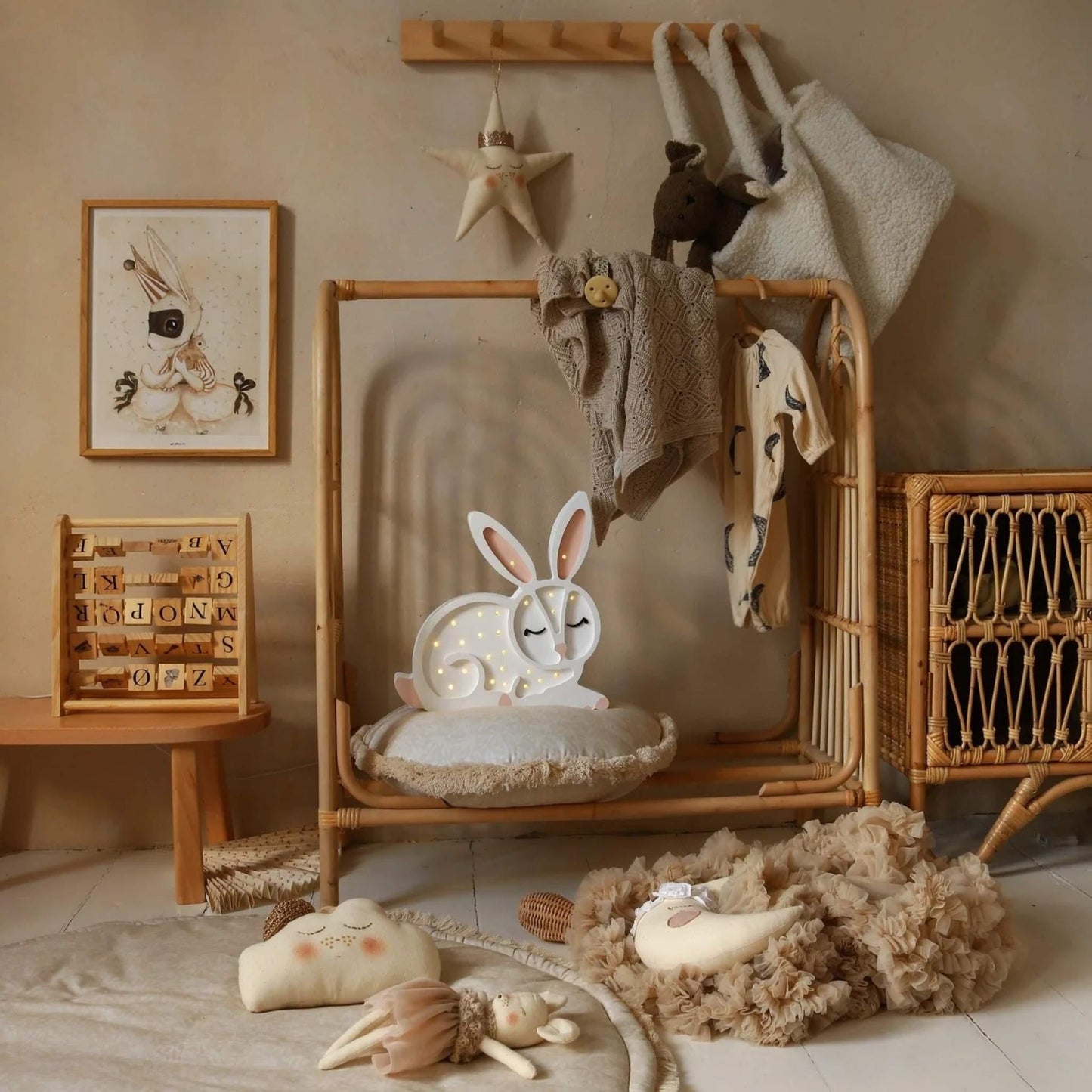 Brønnøysund Bunny Lamp – Pinewood & Gentle Glow