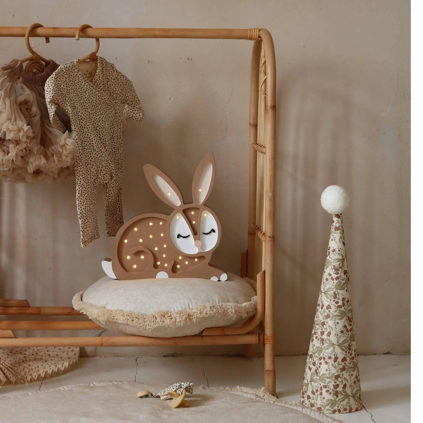 Brønnøysund Bunny Lamp – Pinewood & Gentle Glow